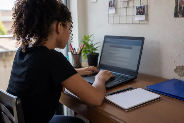 Aprenda como se inscrever e encontrar vagas no Jovem Aprendiz